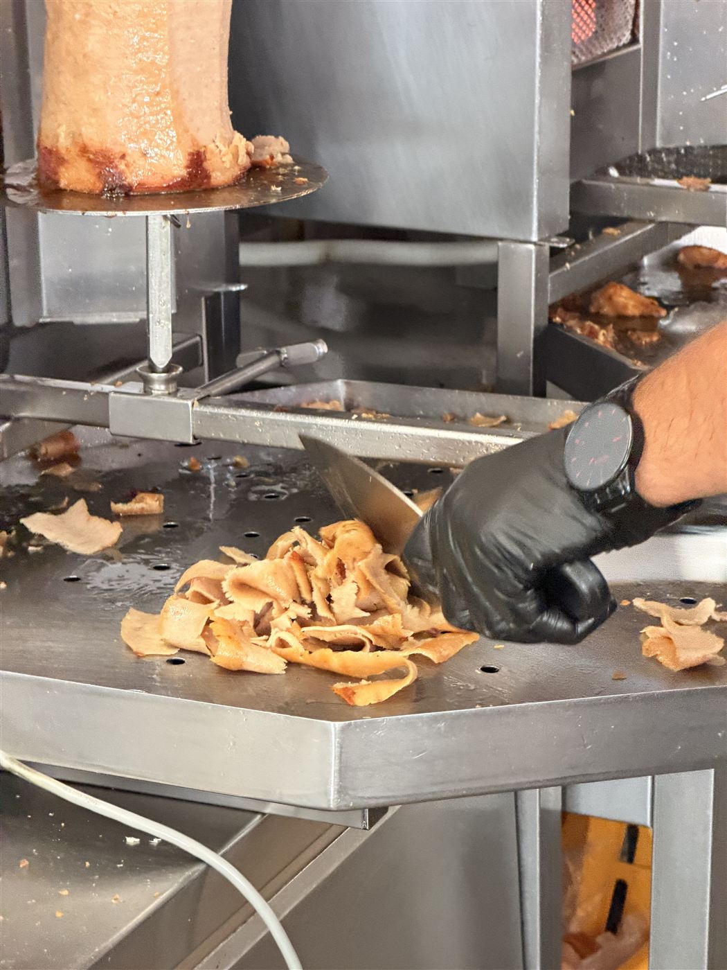 Carne de kebab a ser cortada do espeto no Doner King